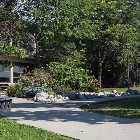 Humber College Lakeshore Campus Residence トロント エクステリア 写真